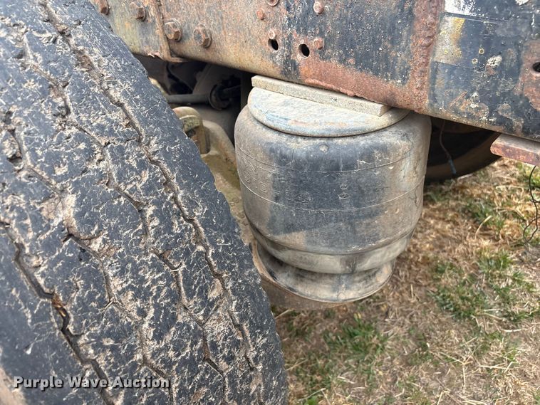 image for item EV2787 1990 Peterbilt 378 semi truck