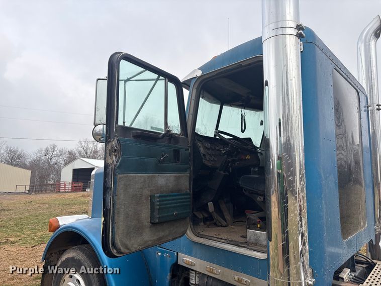 image for item EV2787 1990 Peterbilt 378 semi truck