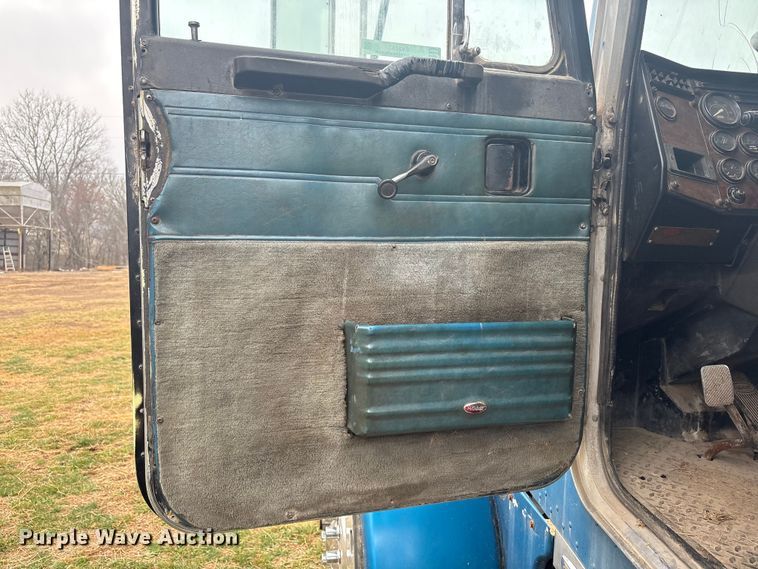 image for item EV2787 1990 Peterbilt 378 semi truck