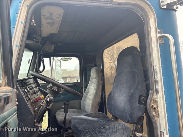 image for item EV2787 1990 Peterbilt 378 semi truck