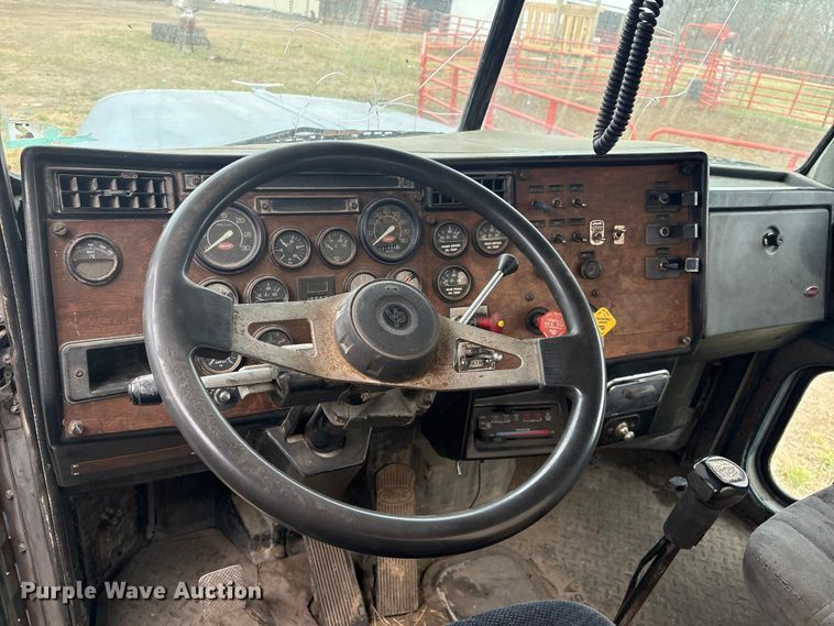 image for item EV2787 1990 Peterbilt 378 semi truck