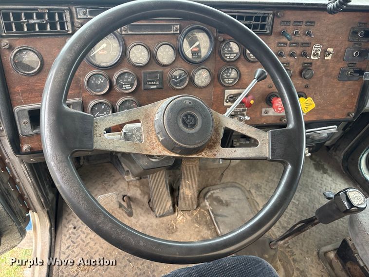 image for item EV2787 1990 Peterbilt 378 semi truck