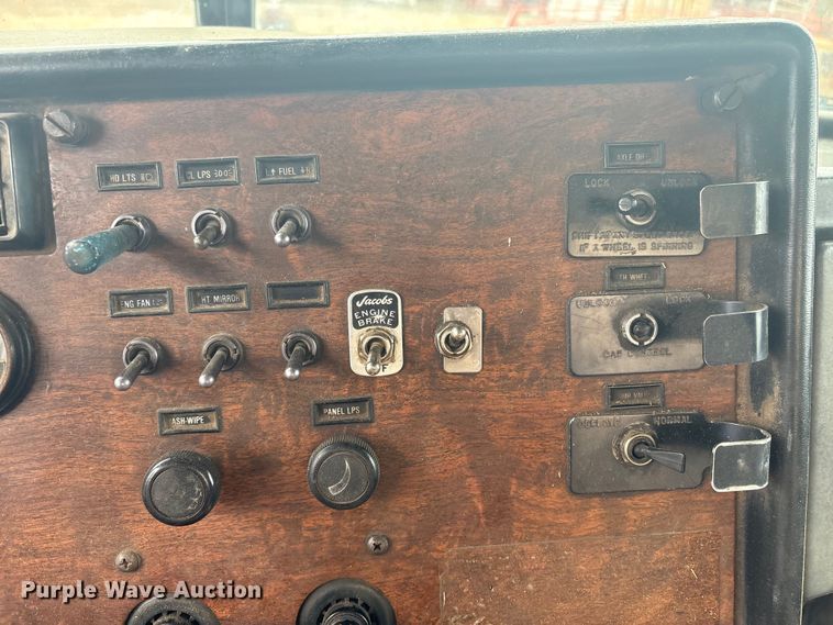 image for item EV2787 1990 Peterbilt 378 semi truck