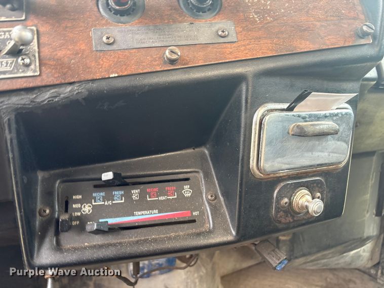 image for item EV2787 1990 Peterbilt 378 semi truck