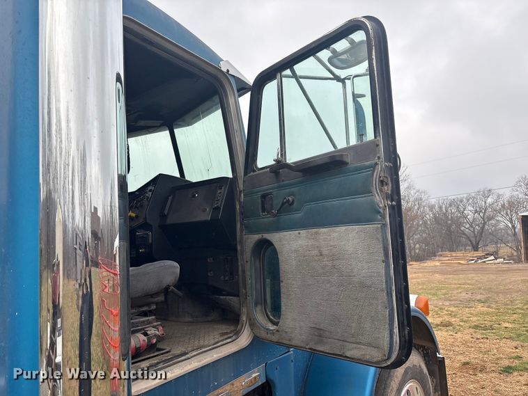 image for item EV2787 1990 Peterbilt 378 semi truck