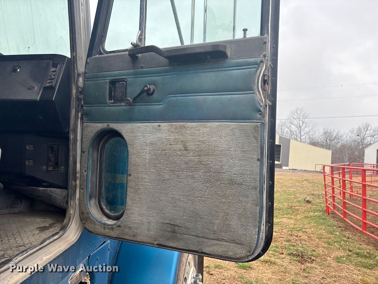 image for item EV2787 1990 Peterbilt 378 semi truck