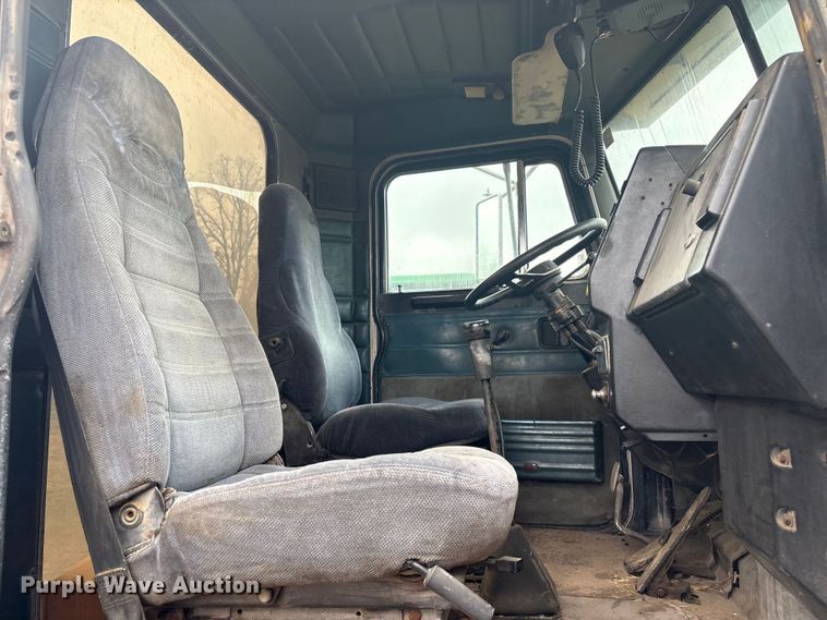 image for item EV2787 1990 Peterbilt 378 semi truck