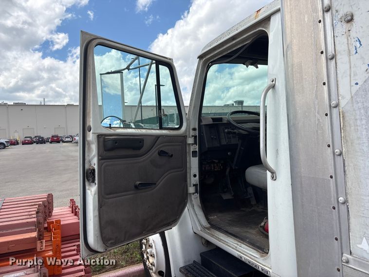 image for item EV2897 1998 International 4700 box truck