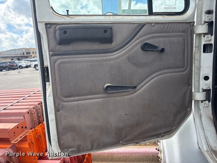 image for item EV2897 1998 International 4700 box truck