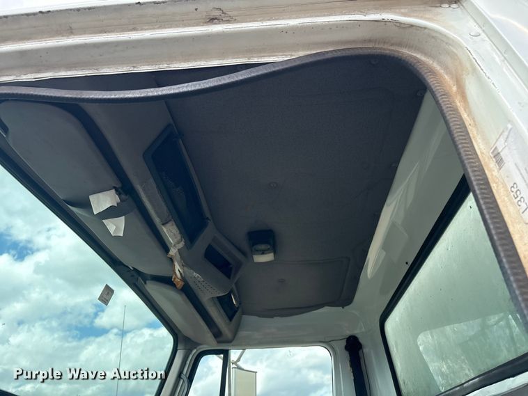 image for item EV2897 1998 International 4700 box truck