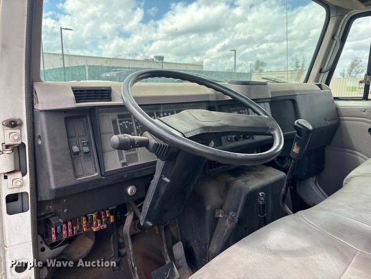 image for item EV2897 1998 International 4700 box truck