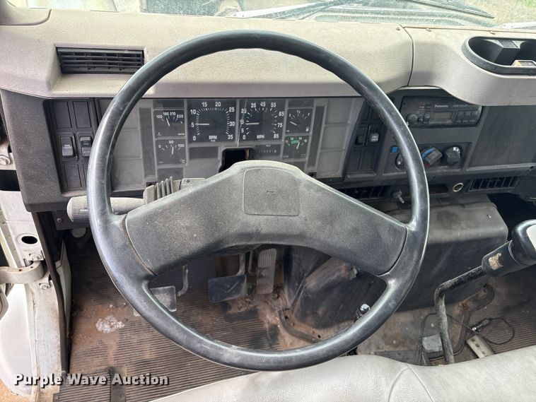 image for item EV2897 1998 International 4700 box truck