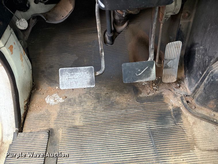 image for item EV2897 1998 International 4700 box truck