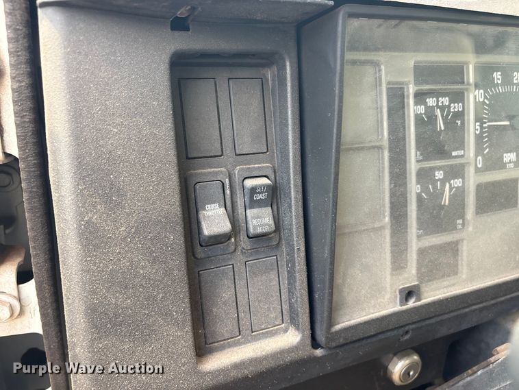 image for item EV2897 1998 International 4700 box truck