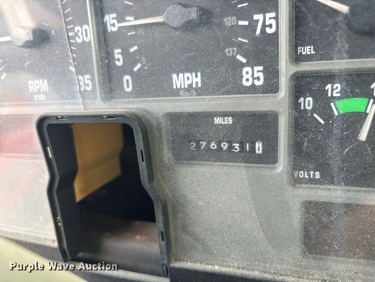 image for item EV2897 1998 International 4700 box truck