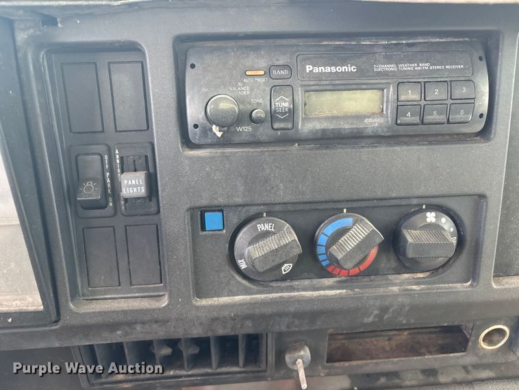 image for item EV2897 1998 International 4700 box truck