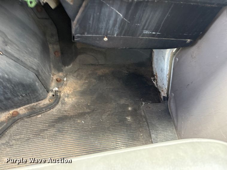 image for item EV2897 1998 International 4700 box truck