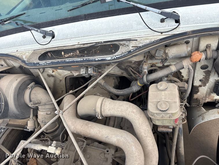 image for item EV2897 1998 International 4700 box truck