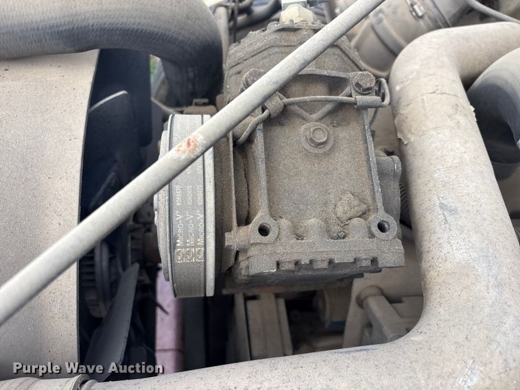 image for item EV2897 1998 International 4700 box truck