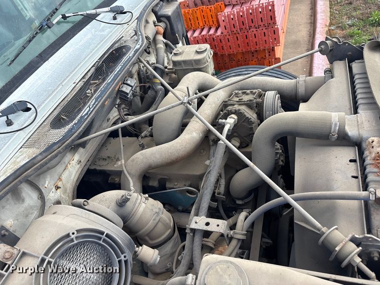 image for item EV2897 1998 International 4700 box truck