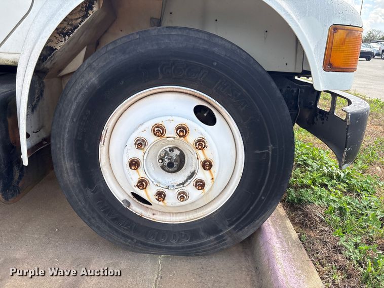 image for item EV2897 1998 International 4700 box truck