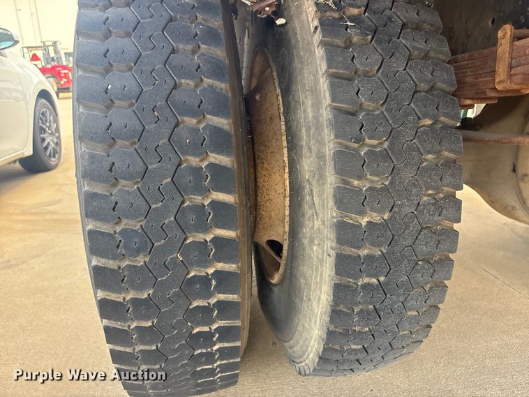 image for item EV2897 1998 International 4700 box truck