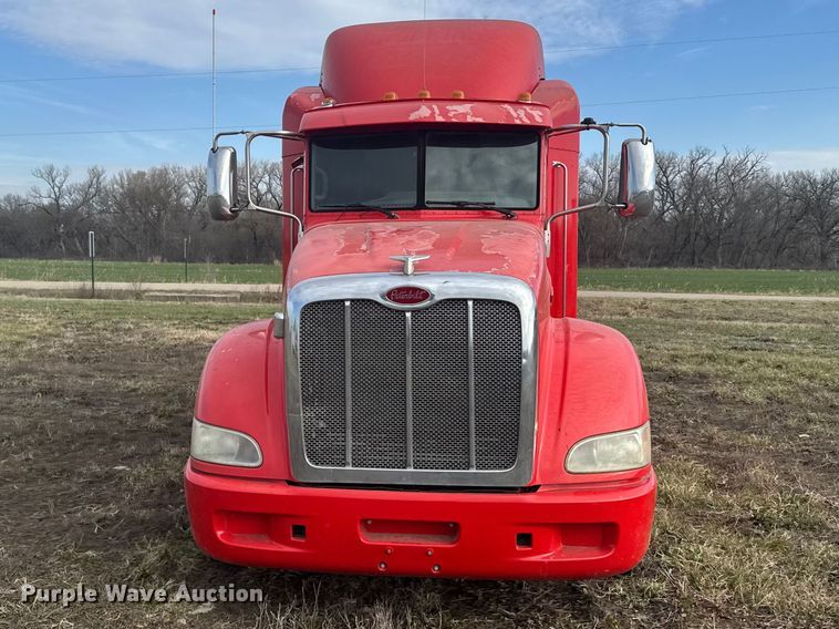 image for item FB0956 2013 Peterbilt 386 semi truck