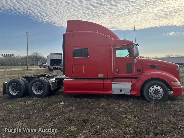 image for item FB0956 2013 Peterbilt 386 semi truck