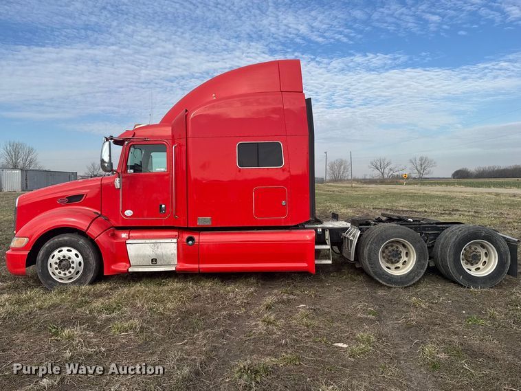 image for item FB0956 2013 Peterbilt 386 semi truck