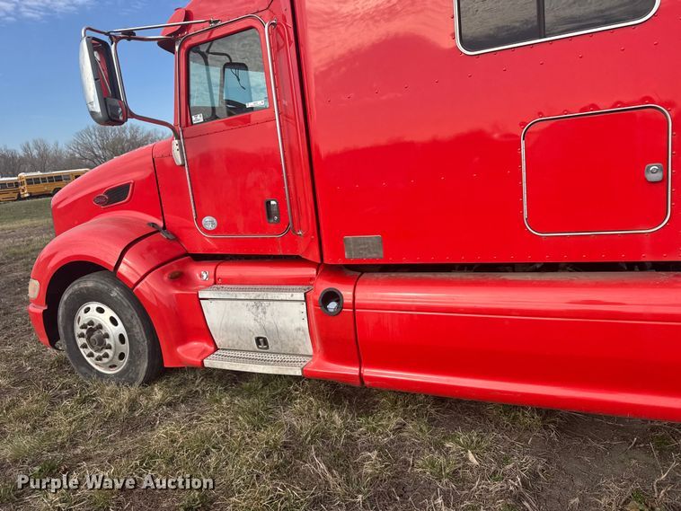 image for item FB0956 2013 Peterbilt 386 semi truck