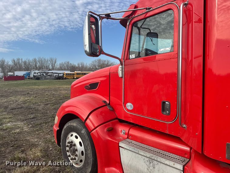 image for item FB0956 2013 Peterbilt 386 semi truck
