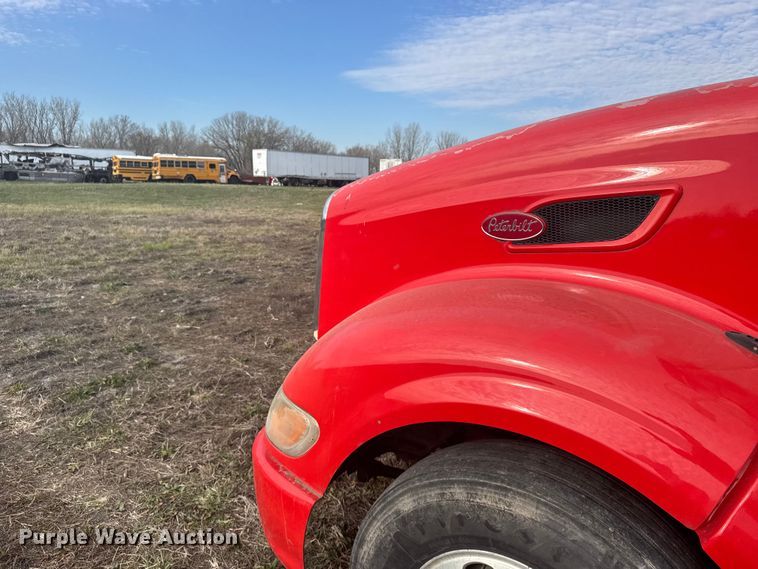 image for item FB0956 2013 Peterbilt 386 semi truck