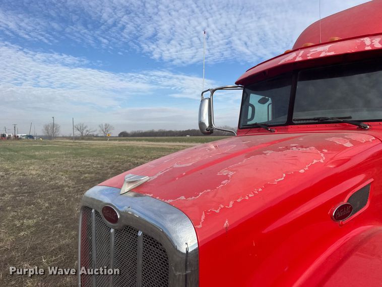 image for item FB0956 2013 Peterbilt 386 semi truck