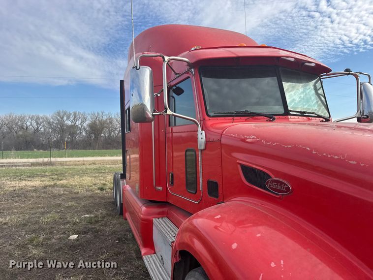 image for item FB0956 2013 Peterbilt 386 semi truck