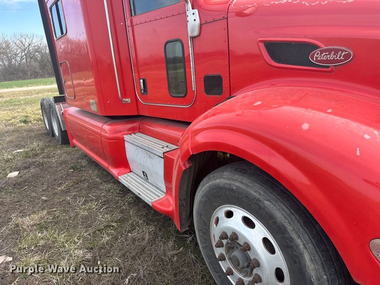 image for item FB0956 2013 Peterbilt 386 semi truck
