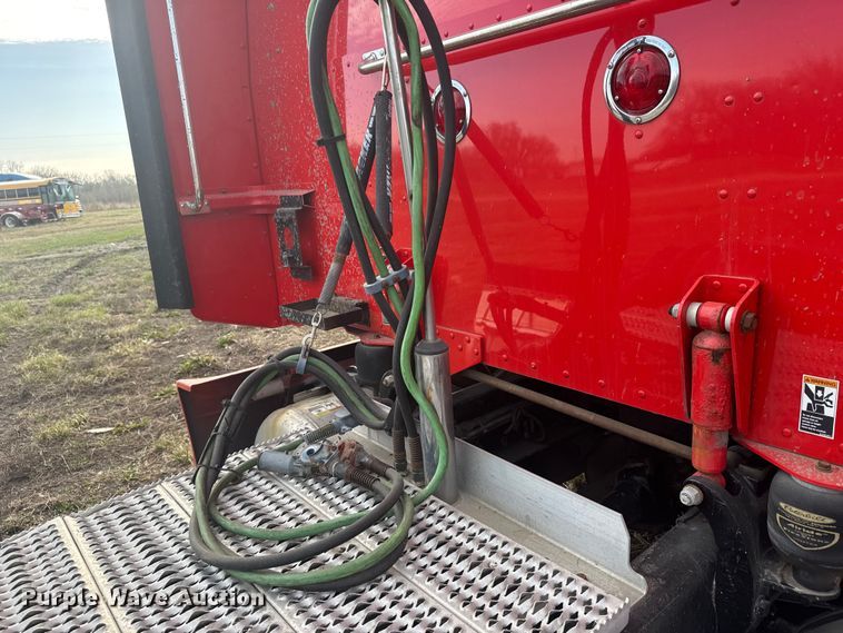 image for item FB0956 2013 Peterbilt 386 semi truck