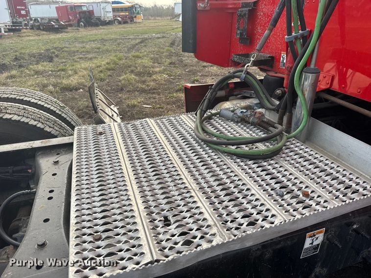 image for item FB0956 2013 Peterbilt 386 semi truck