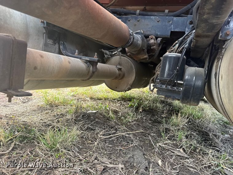 image for item FB0956 2013 Peterbilt 386 semi truck