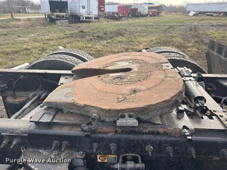 image for item FB0956 2013 Peterbilt 386 semi truck