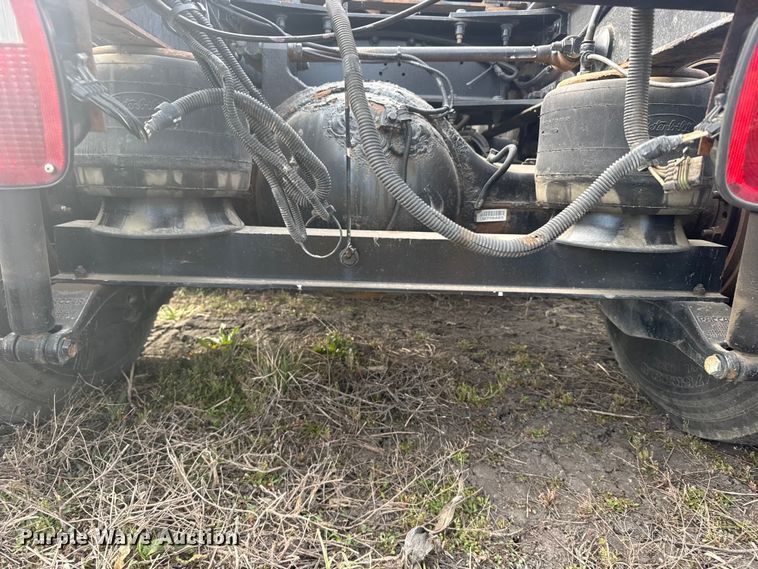 image for item FB0956 2013 Peterbilt 386 semi truck