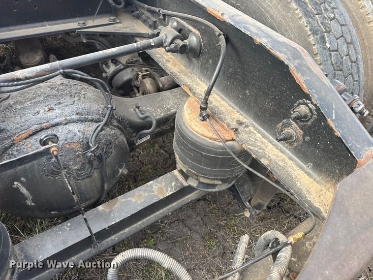 image for item FB0956 2013 Peterbilt 386 semi truck