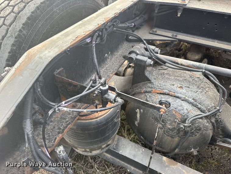 image for item FB0956 2013 Peterbilt 386 semi truck