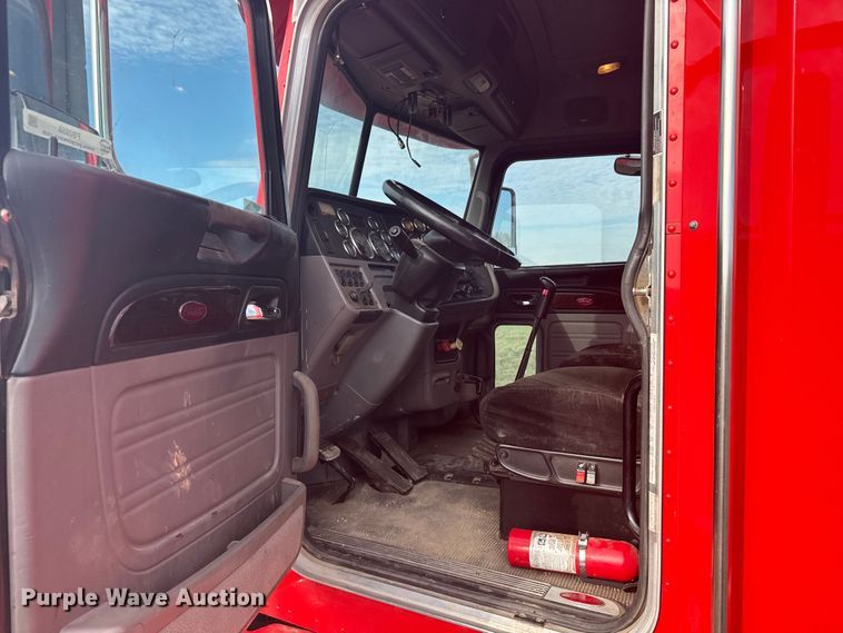 image for item FB0956 2013 Peterbilt 386 semi truck