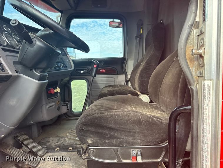 image for item FB0956 2013 Peterbilt 386 semi truck