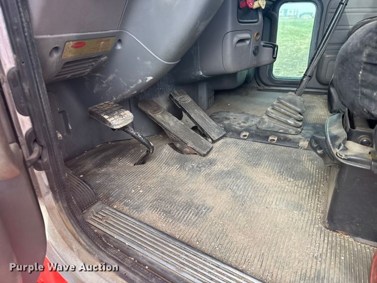 image for item FB0956 2013 Peterbilt 386 semi truck