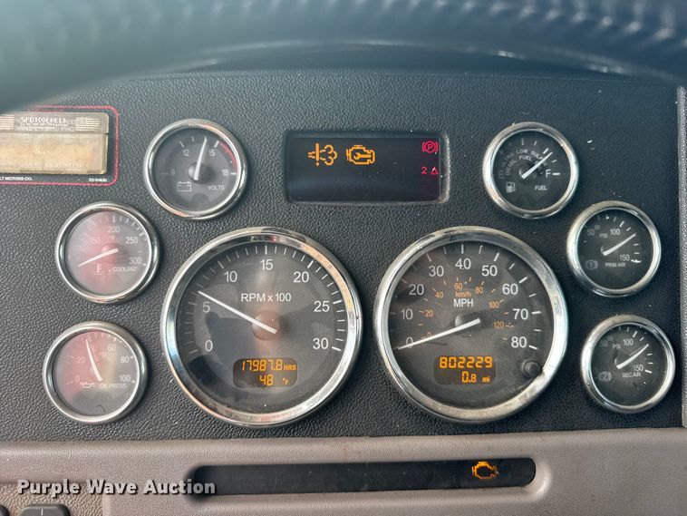 image for item FB0956 2013 Peterbilt 386 semi truck