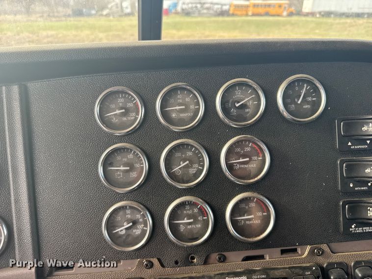 image for item FB0956 2013 Peterbilt 386 semi truck