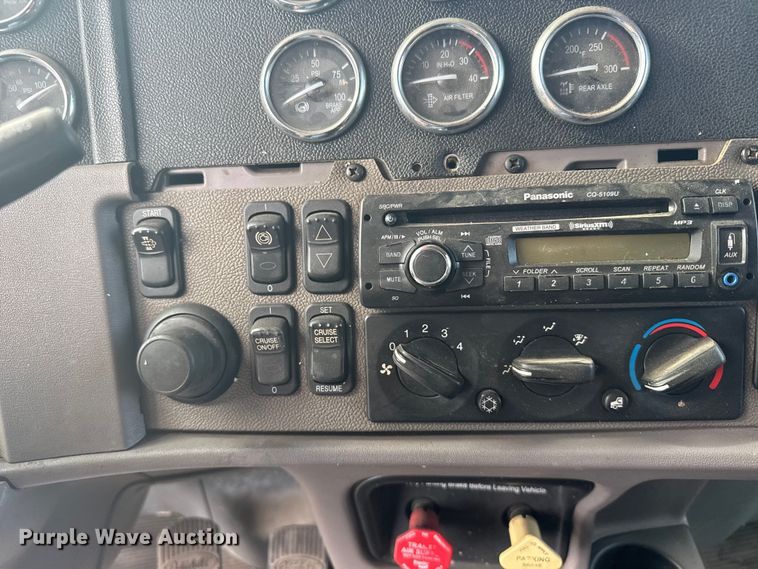 image for item FB0956 2013 Peterbilt 386 semi truck