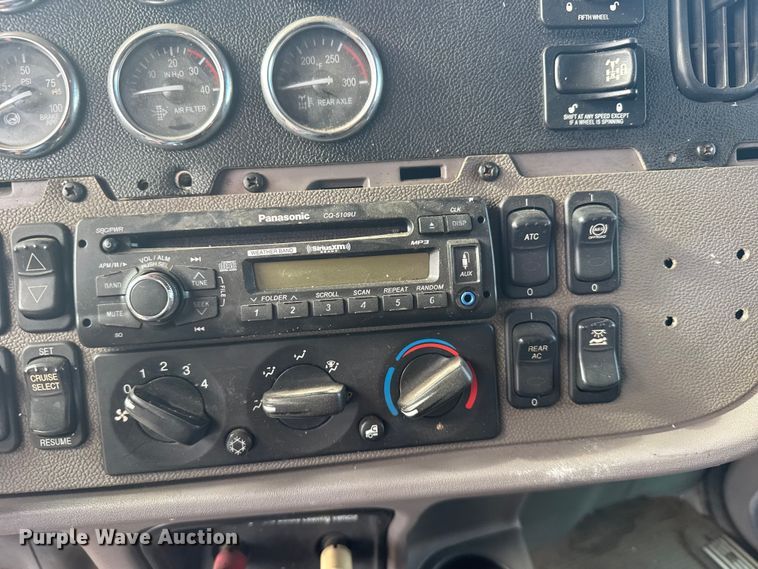 image for item FB0956 2013 Peterbilt 386 semi truck