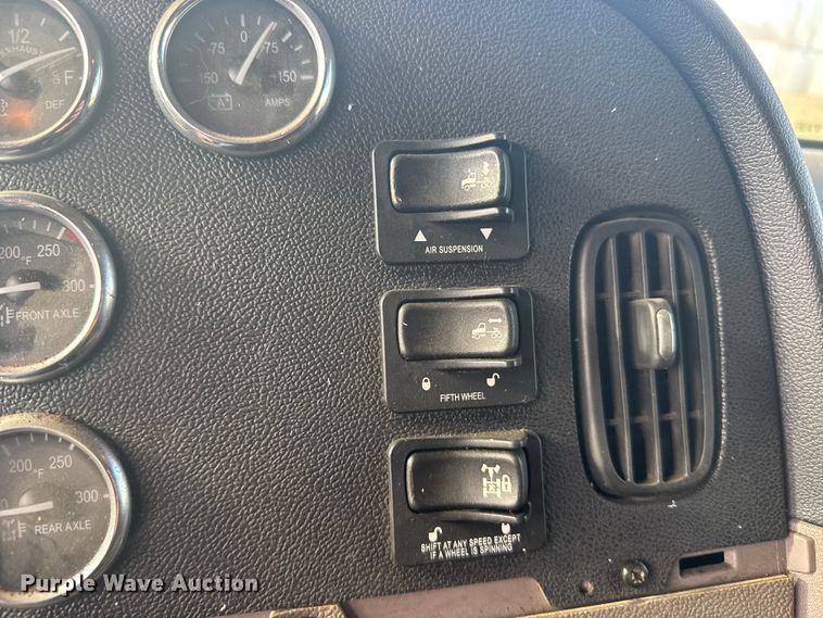 image for item FB0956 2013 Peterbilt 386 semi truck